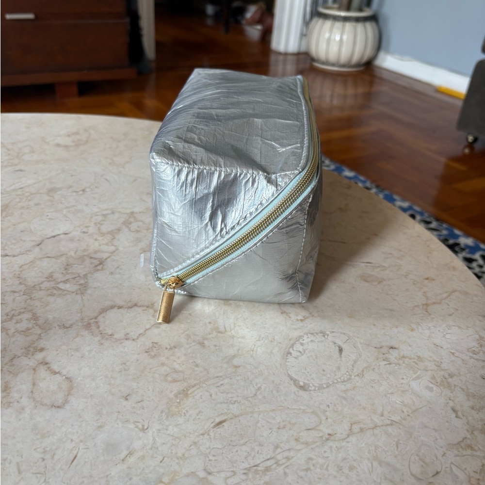 Crinkle metallic cosmetic bag - Picture 10 of 10